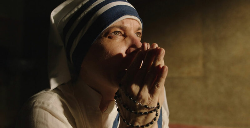 Jaqueline Fritschi-Cornaz als Mutter Teresa in Gebetshaltung.