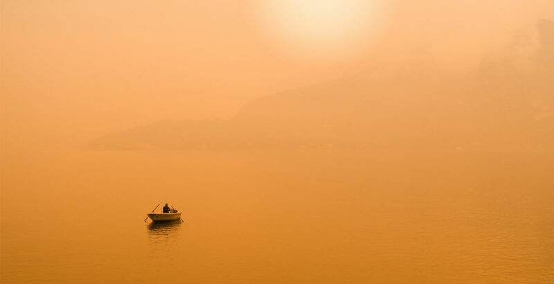 Boot auf dem Wasser vor Sonnenuntergang.