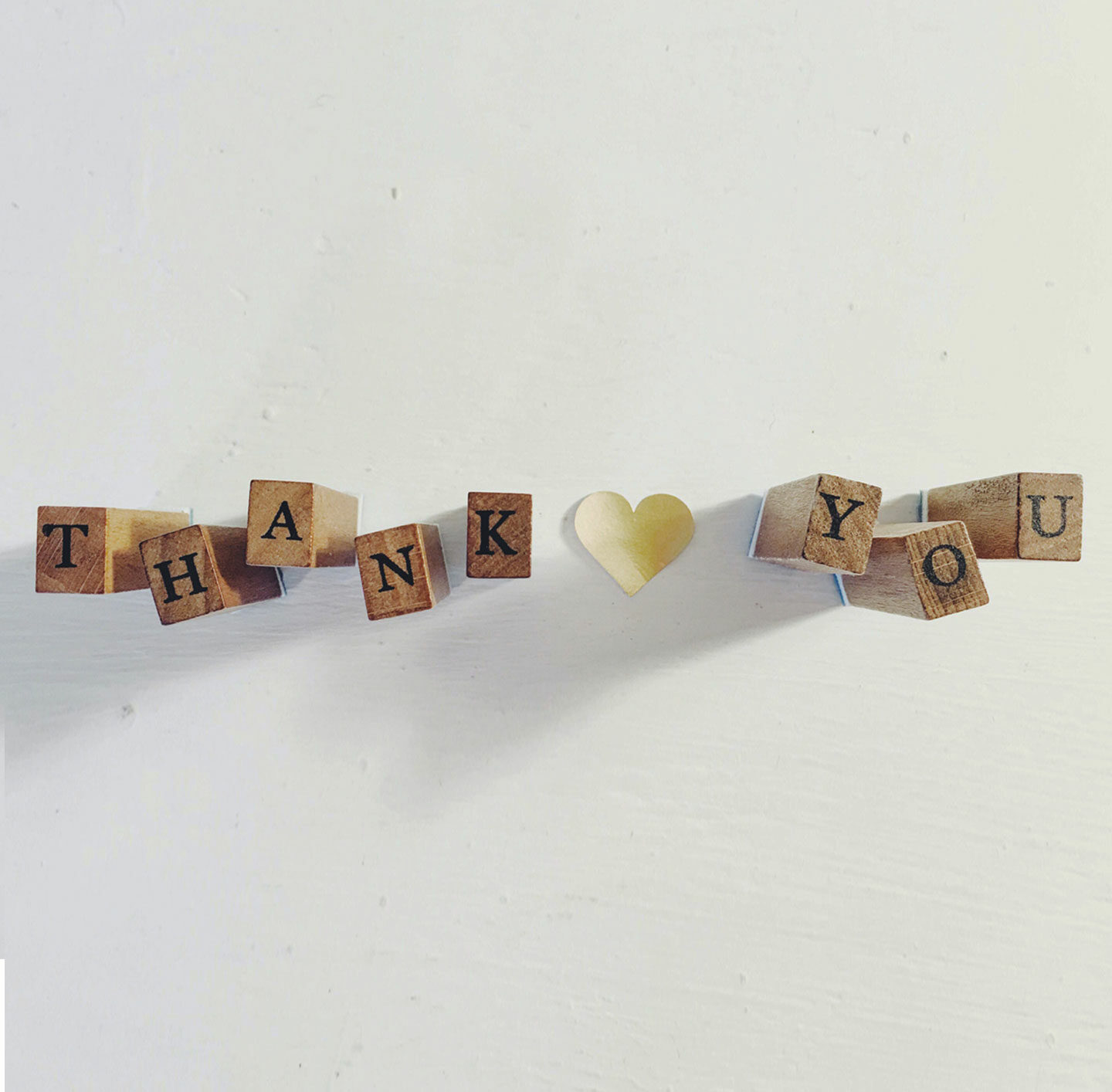 Holzwürfel bilden den Satz "Thank you".