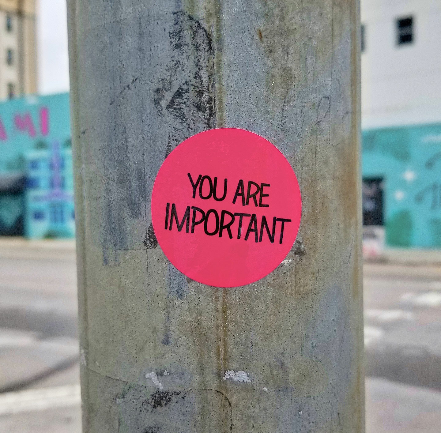 Sticker auf einem Pfosten mit der Aufschrift: You are important.