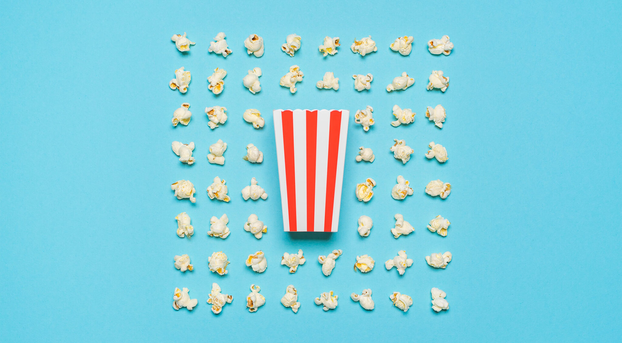 Eine Popcorntüte, das Popcorn ist rundherum ordentlich angeordnet.