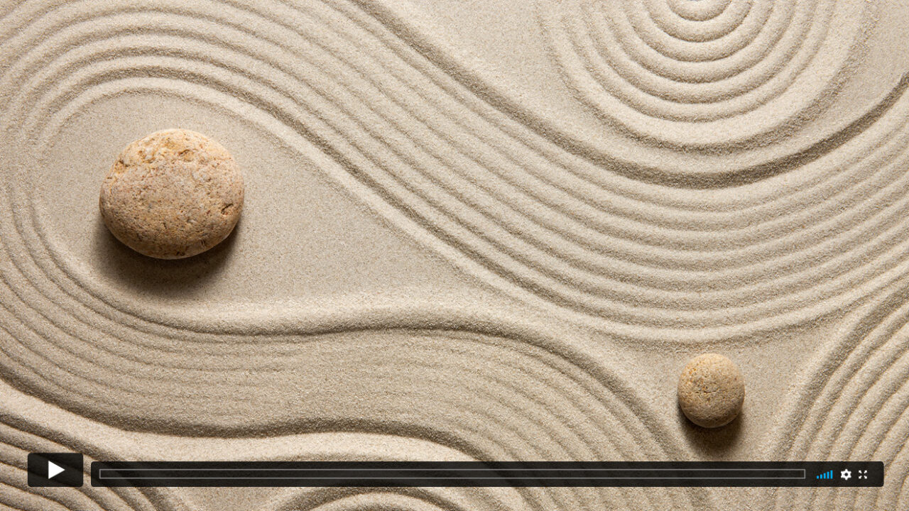 Wellenförmige Bahnen, in Sand gemalt.