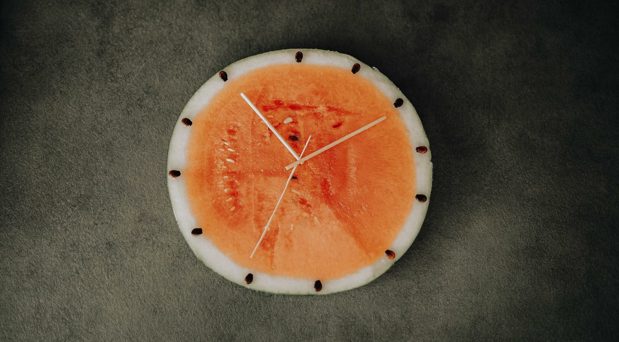 Uhr aus einer Wassermelone.