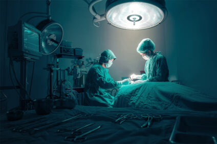 Operation in einem Operationssaal.