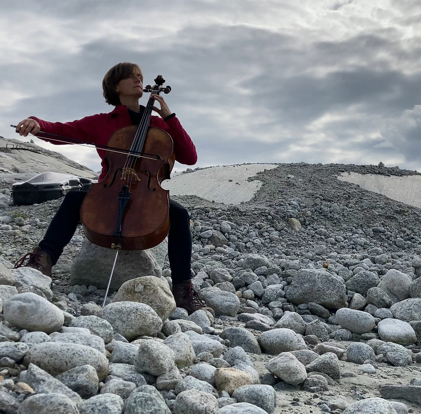 Tanja Tetzlaff spielt Cello in einem Steinbruch.