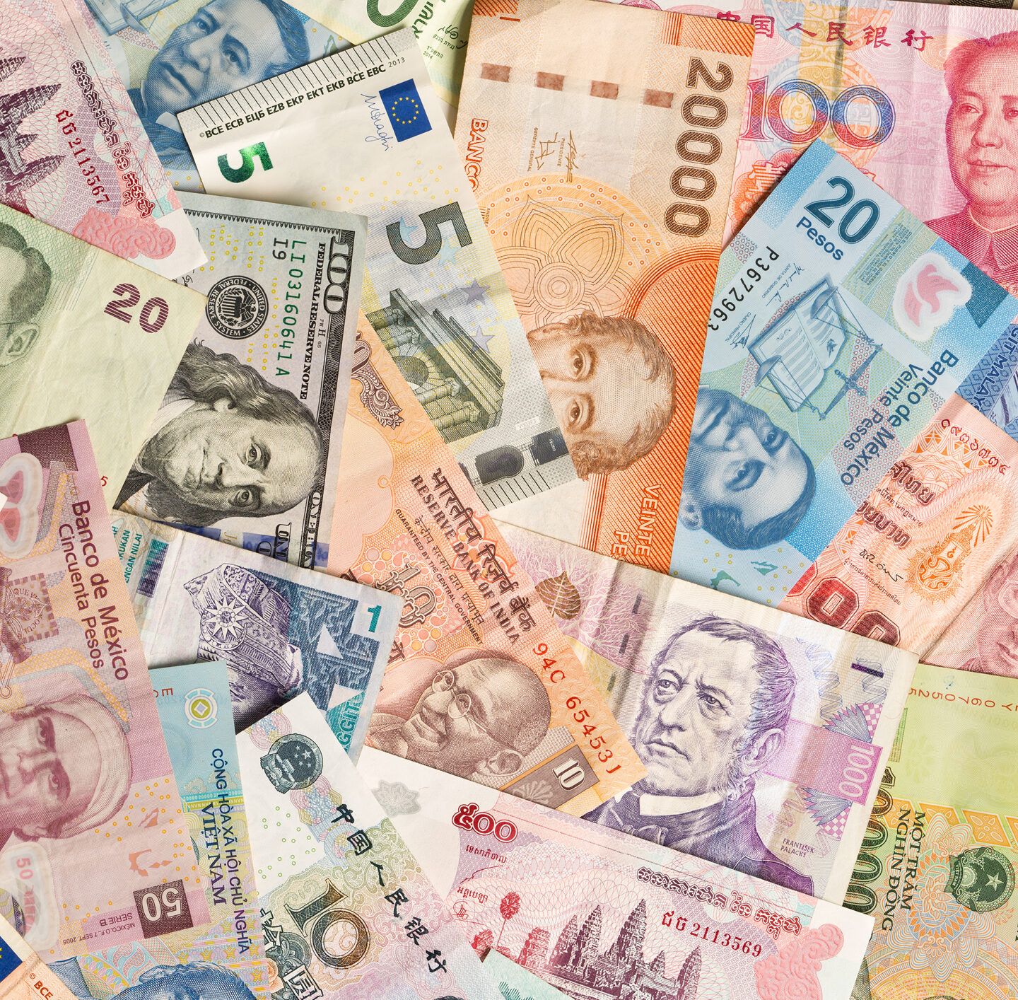 Diverse Geldscheine in unterschiedlicher Währung.