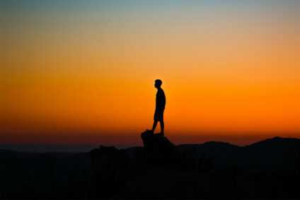 Mann vor einem Sonneuntergang.