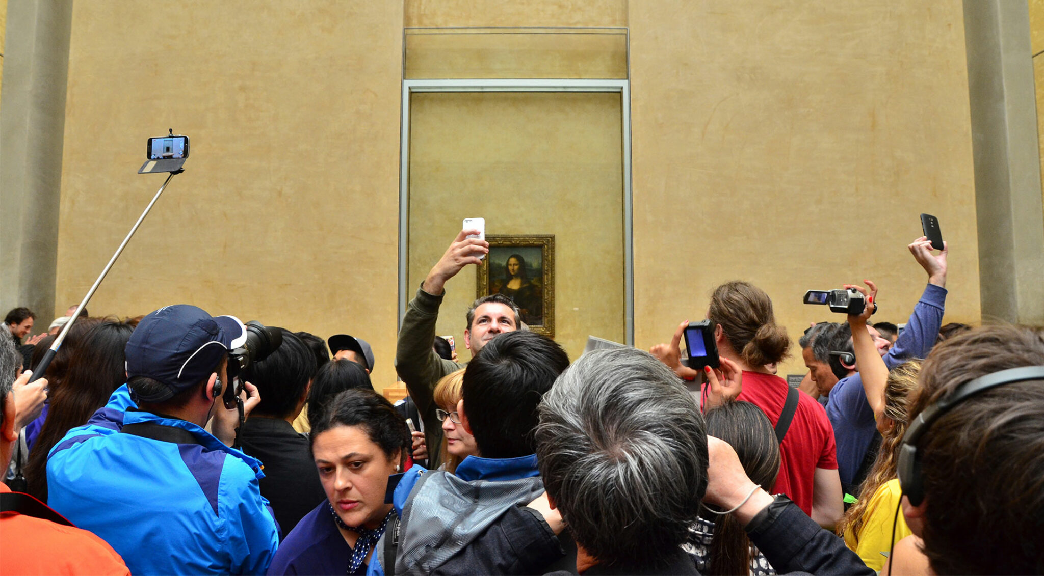 Menschenmenge vor der Mona Lisa mit Handys in der Handy.