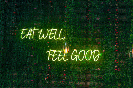 Leuchtbuchstaben mit Text: Eat well, feel good