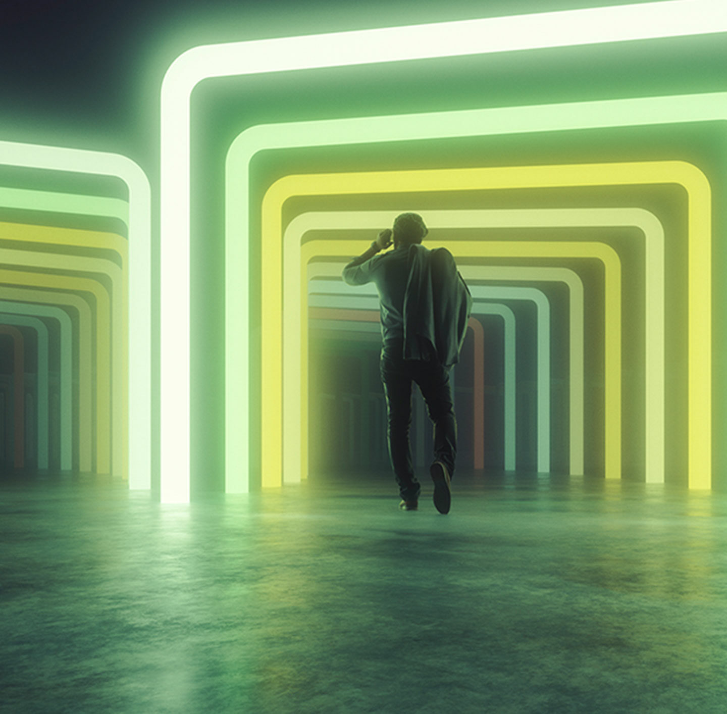Ein Mann steht für drei Gängen mit grünem Neonlicht.