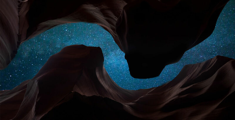 Durch ein bizarre Felsforamation sieht man den Nachthimmel.