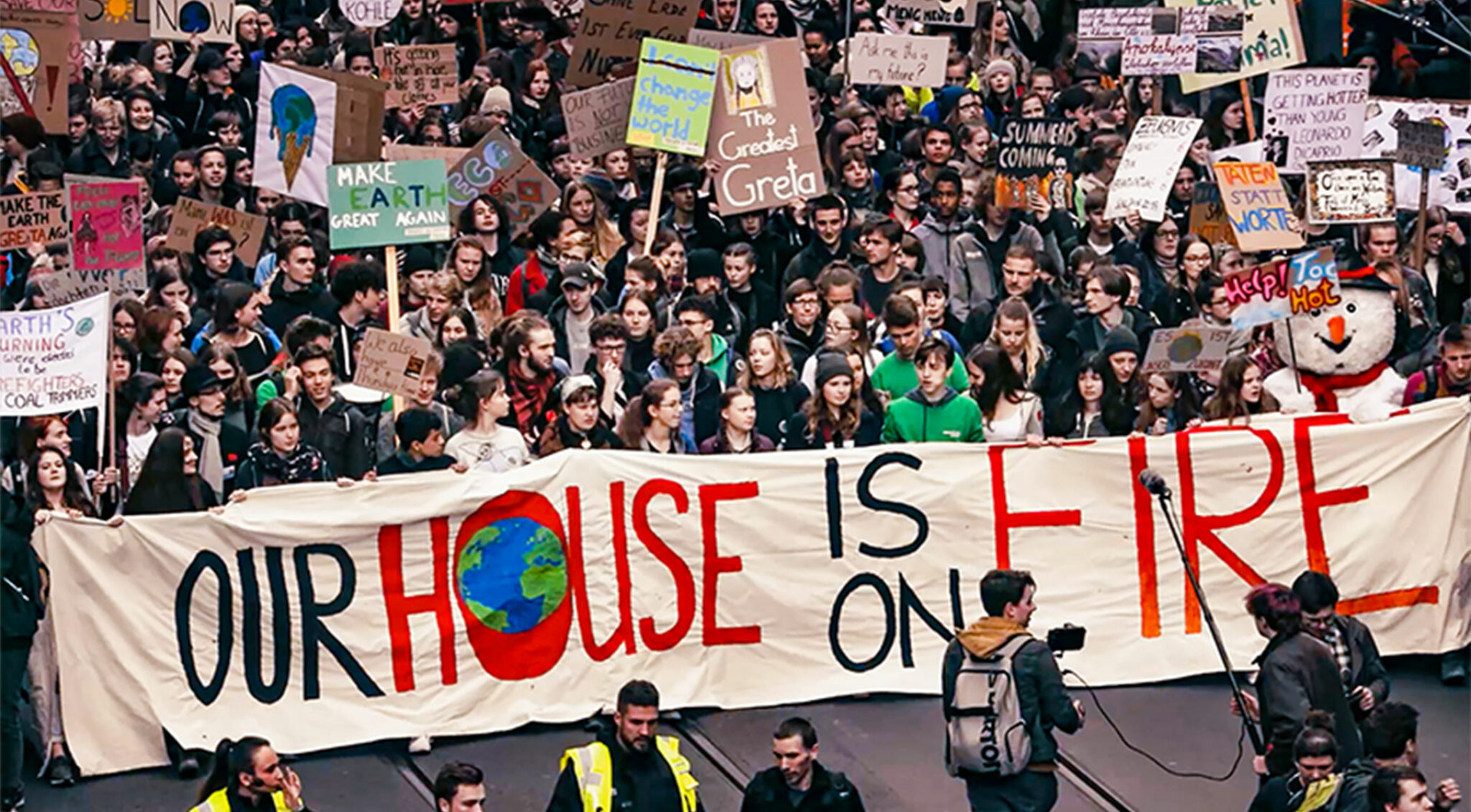 Großer Demonstrationszug von Klimaaktivisten.