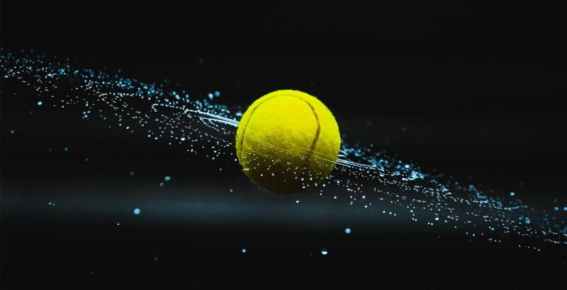 Fliegender Tennisball aus der Nähe.
