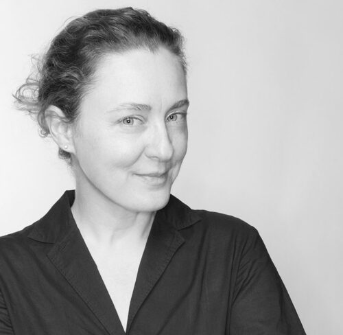 Schwarz-weiß-Porträt von Marie Didero.