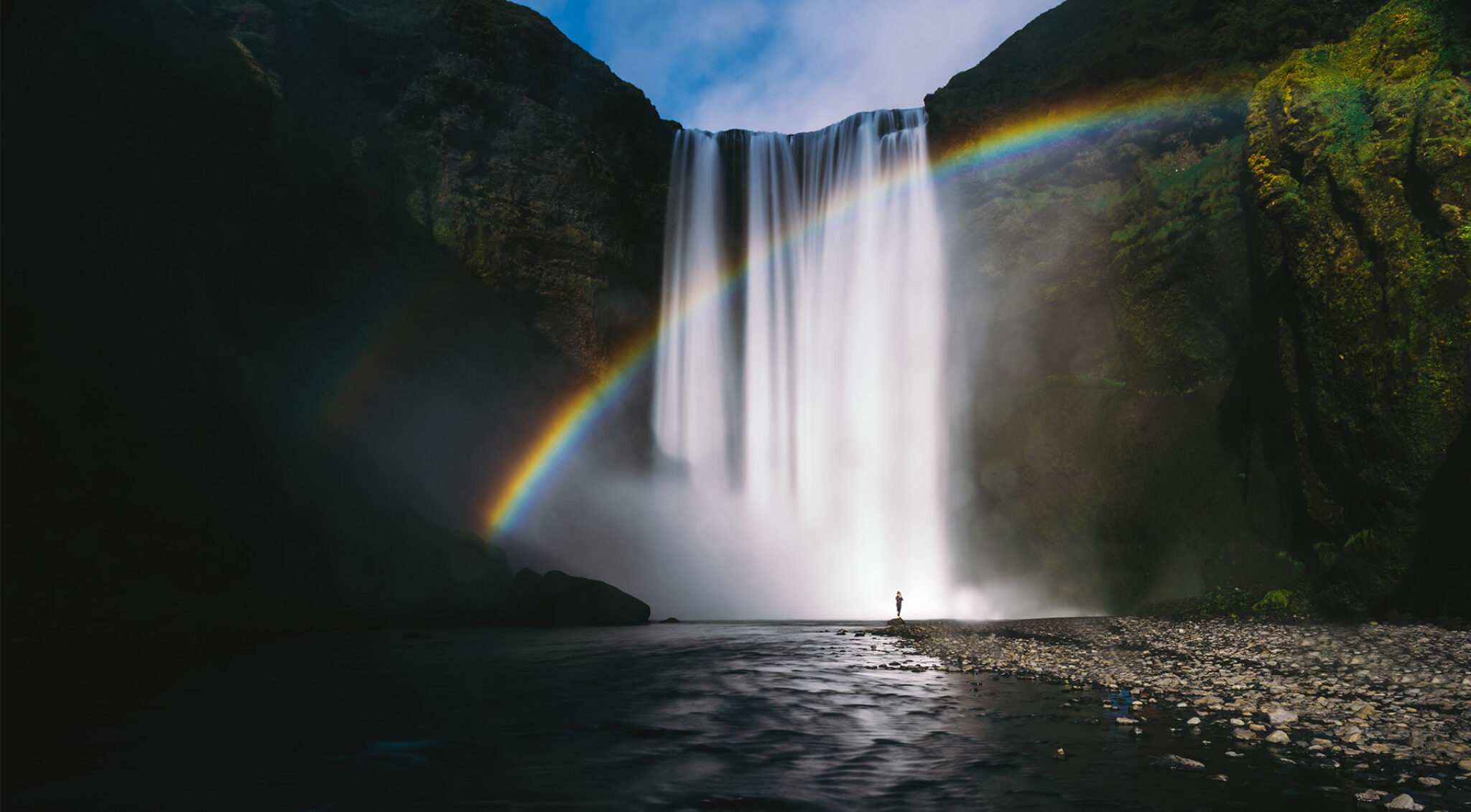 Wasserfall mit Regenbogen.