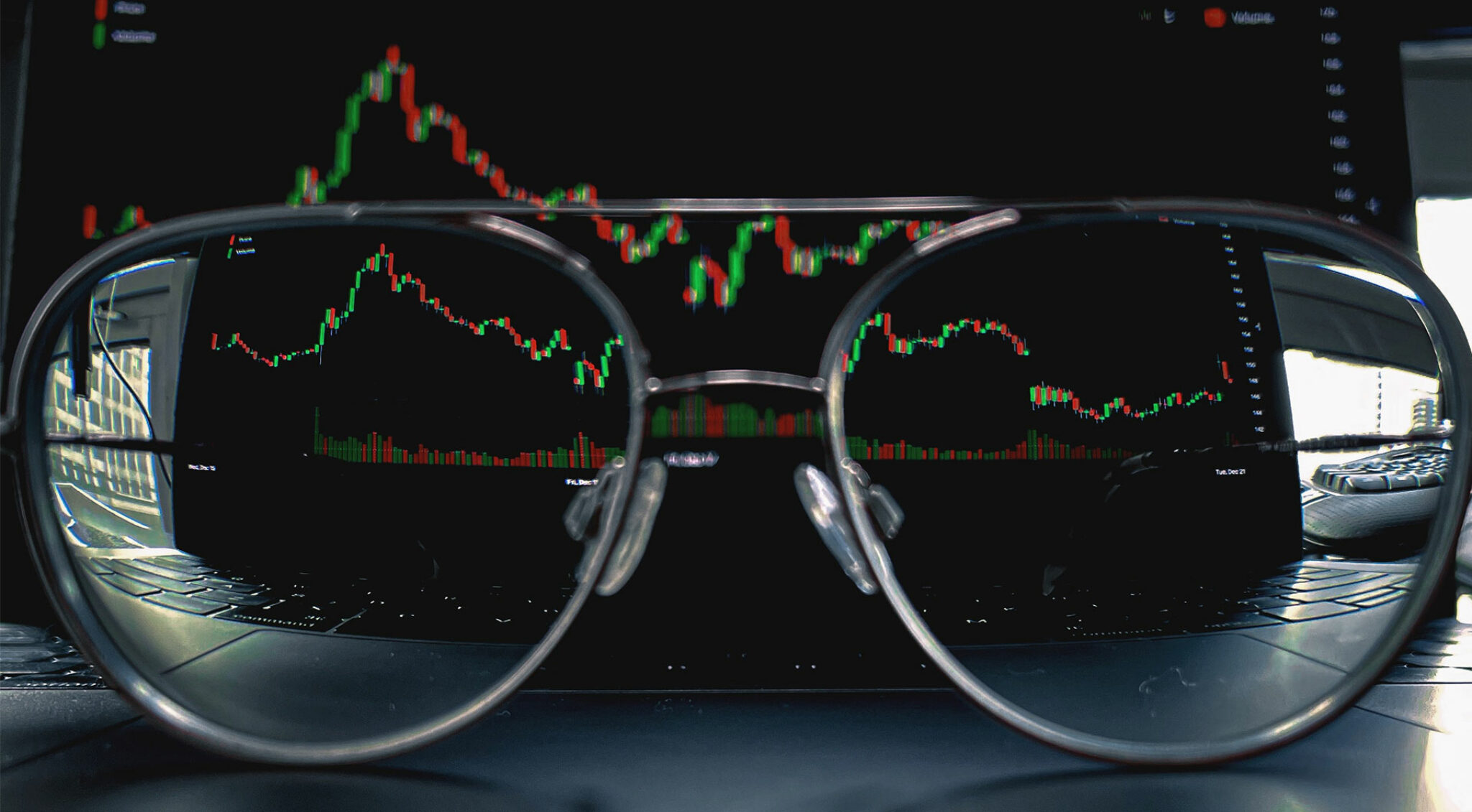 Brille vor Laptop mit Aktienkursen