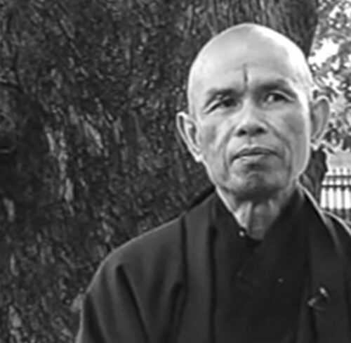Schwarz-weiß-Porträt von Thich Nhat Hanh