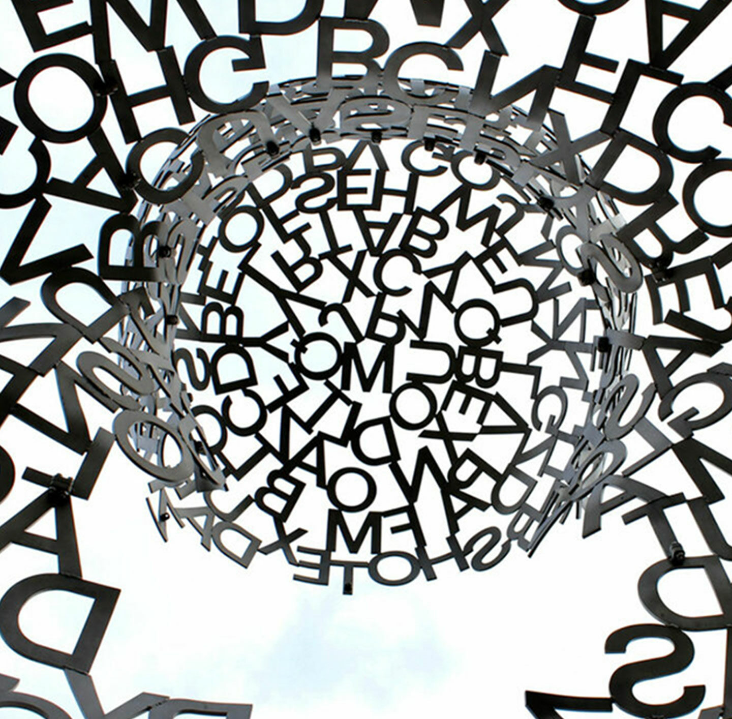 Miteinander verbundene Buchstaben formen einen Kreis