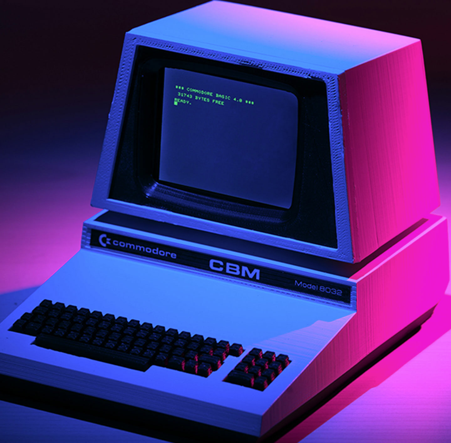 Bild eines CBM Commodore im farbigen Licht