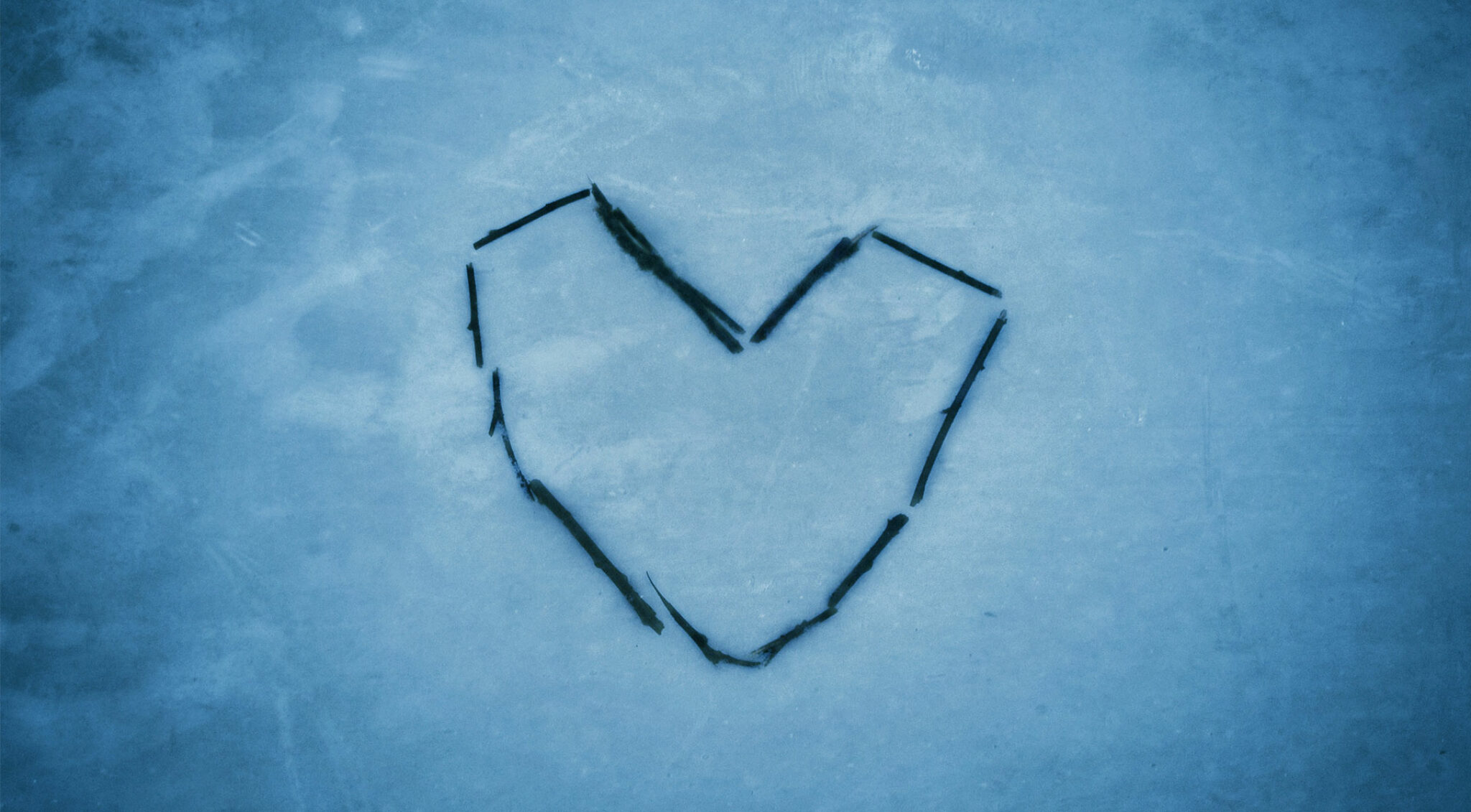 Herz aus Stöcken im Schnee
