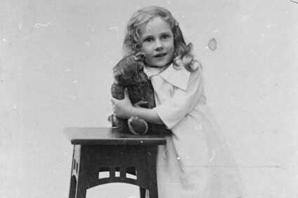 Junges Mädchen posiert mit Teddy Bär für ein Foto