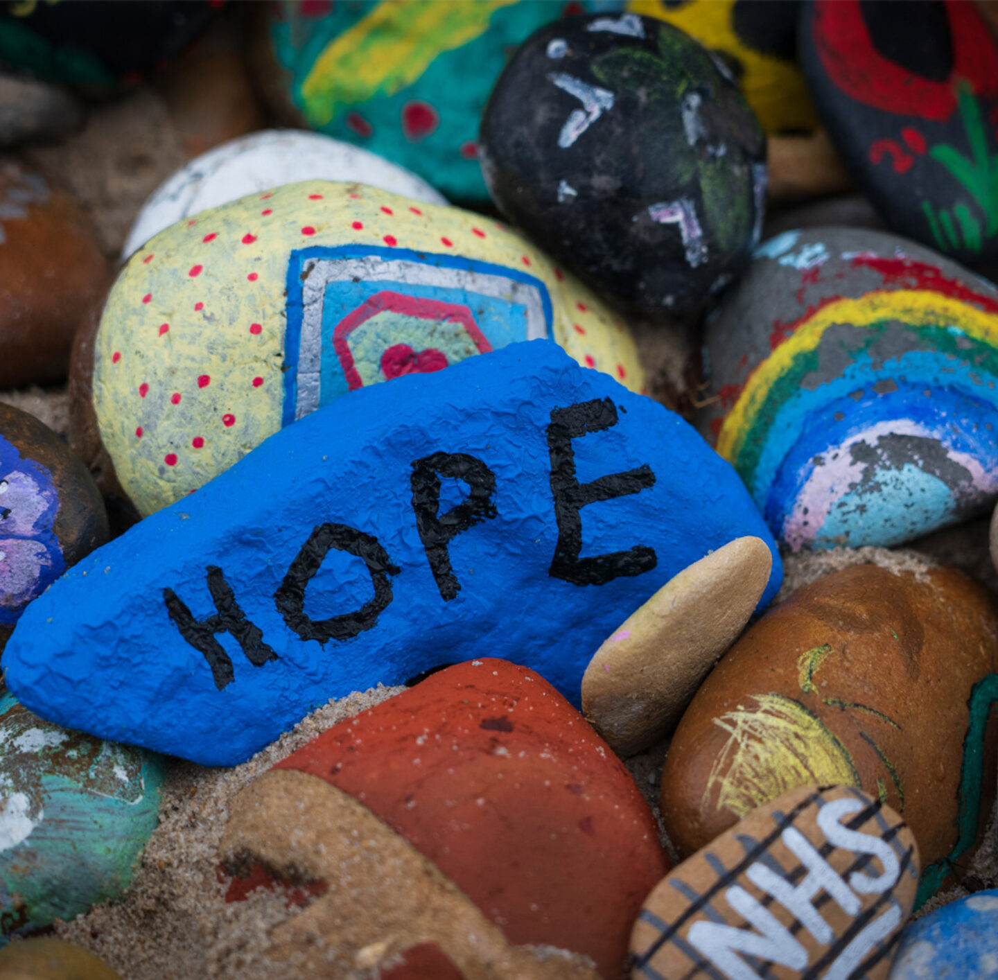 Hoffnung - ein Stein trägt die Aufschrift "Hope"