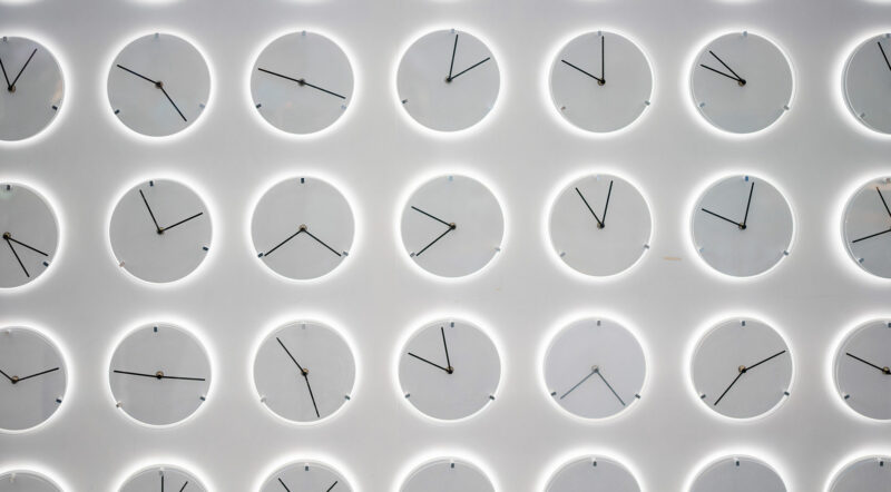 Viele Uhren zeigen unterschiedliche Uhrzeiten