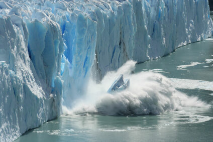Kalbender Gletscher in der Arktis.