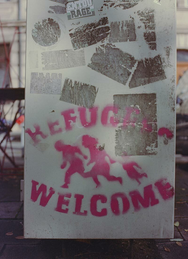 Säule mit der Aufschrift Refugees Welcome