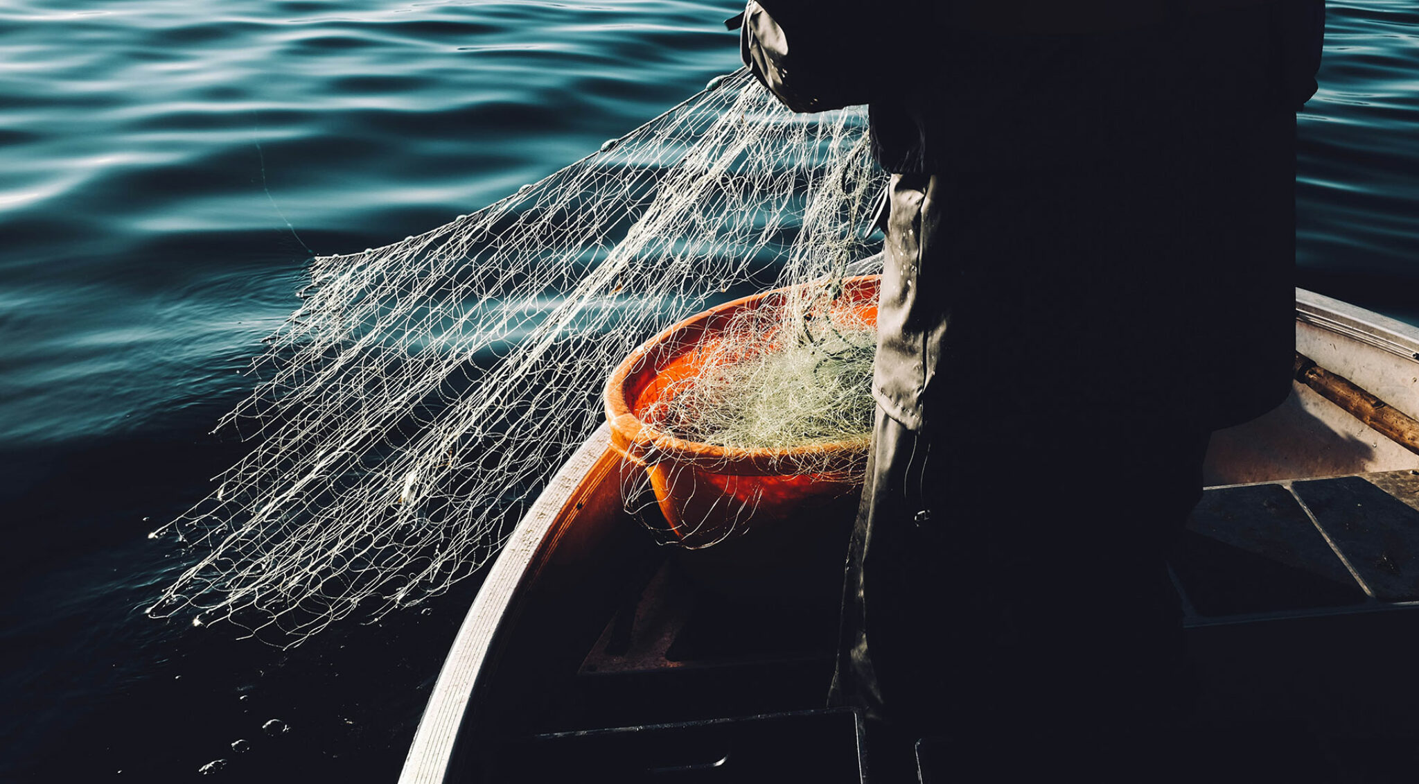 Ein Fischer holt das Netz ein