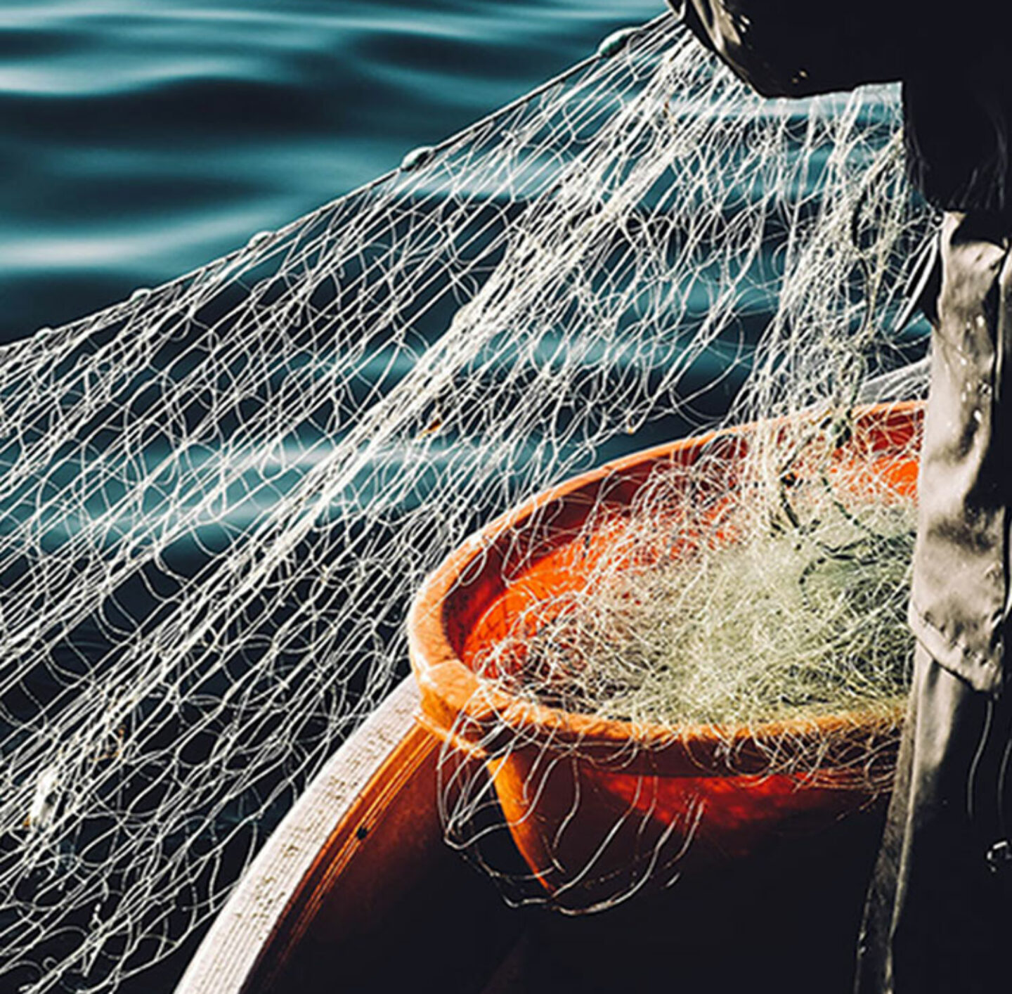 Ein Fischer holt das Netz ein