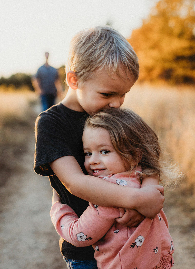 Ein Junge und ein Mädchen umarmen sich