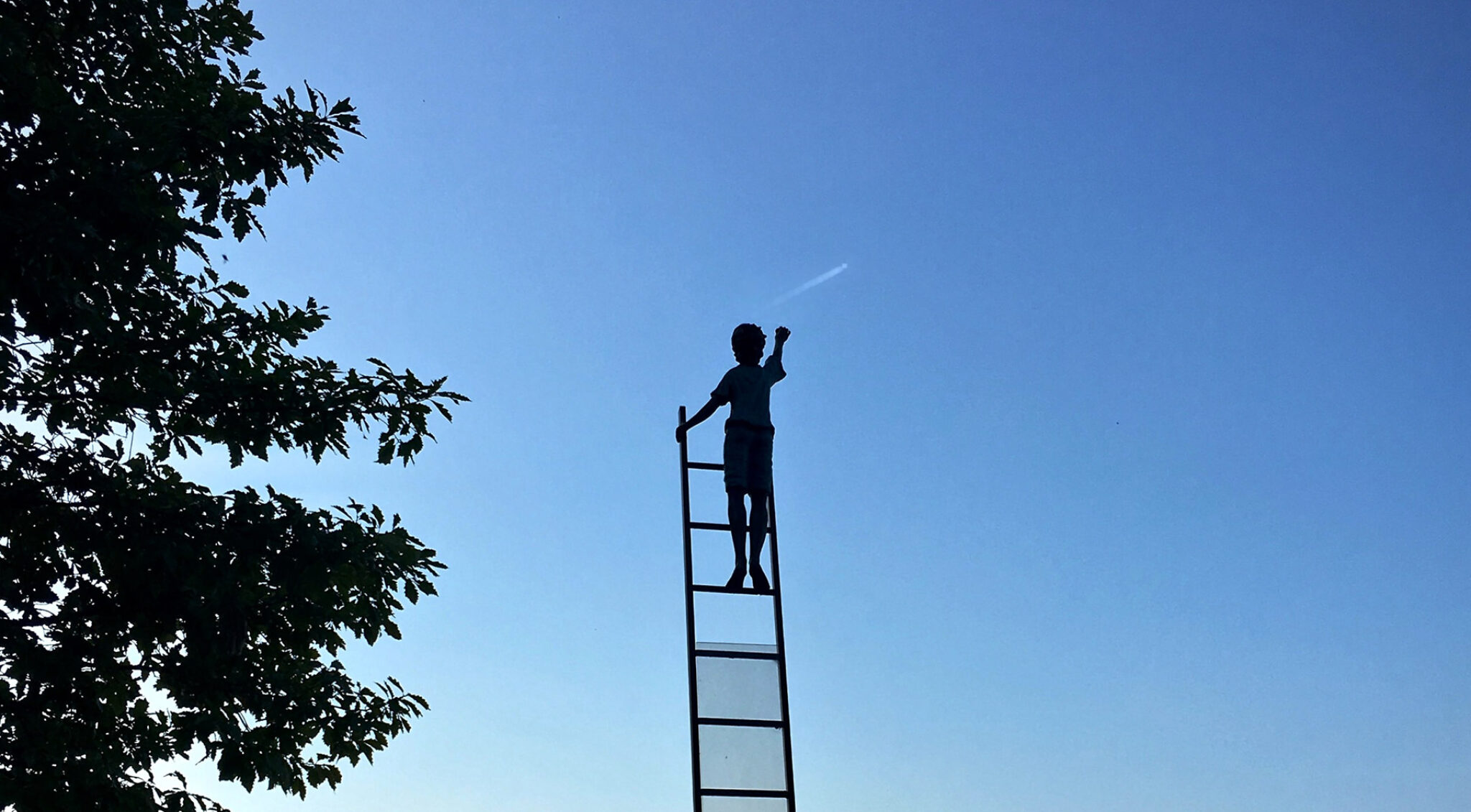 Mensch steht auf einer Leiter
