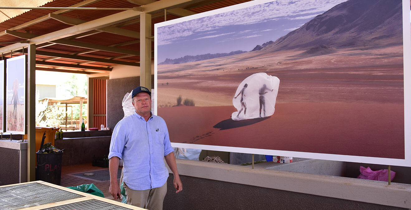 Plastik in der Wüste – Stephan vor einer Arbeit von Diego Ferrari