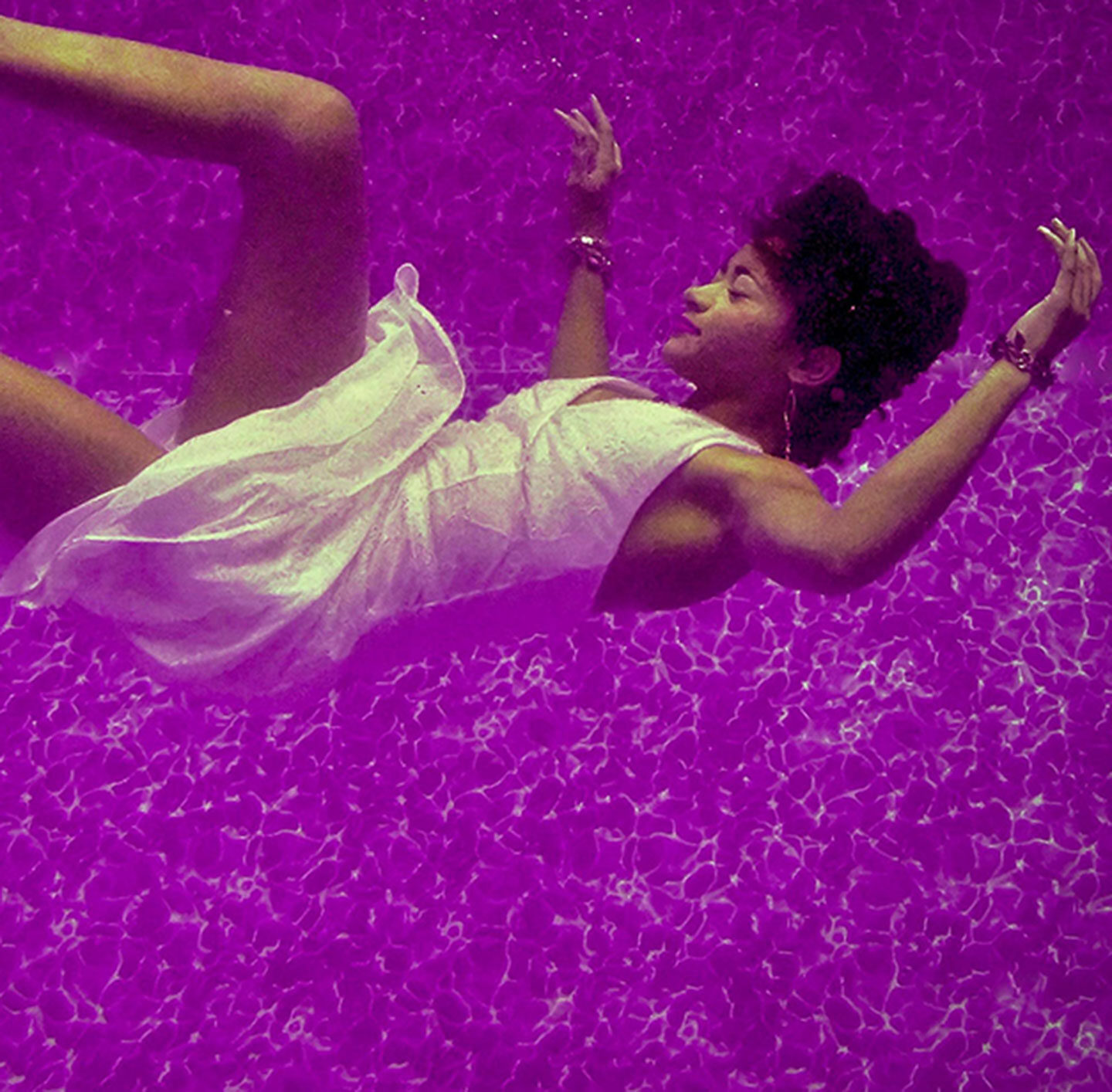 Abstraktes Bild einer Frau im freien Fall vor violettem Hintergrund.