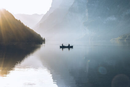 Zweier-Kanu auf Bergsee.