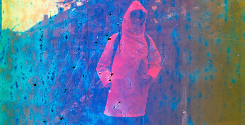 Bild eines Menschen in Regenjacke