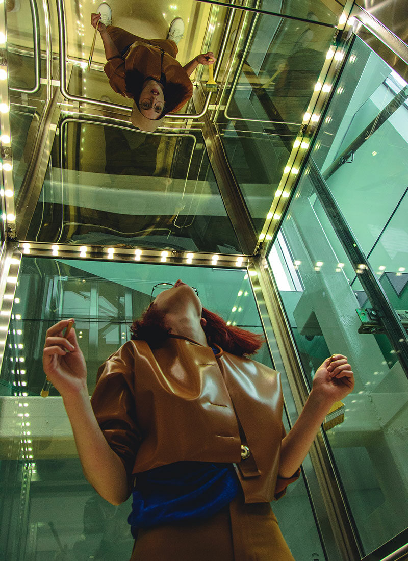 Frau steht in einem beleuchteten Aufzug
