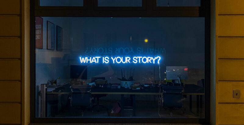 Schriftzug auf einem Display: What is your Story?