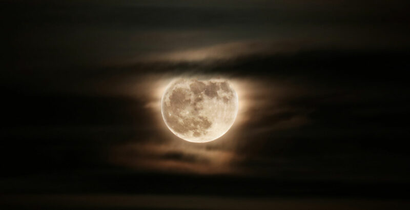 Vollmond am dunklen Himmel