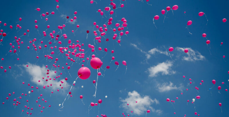Luftballons fliegen Richtung Himmel