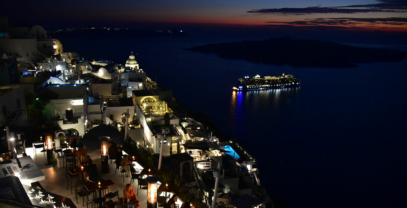 Santorini bei Nacht