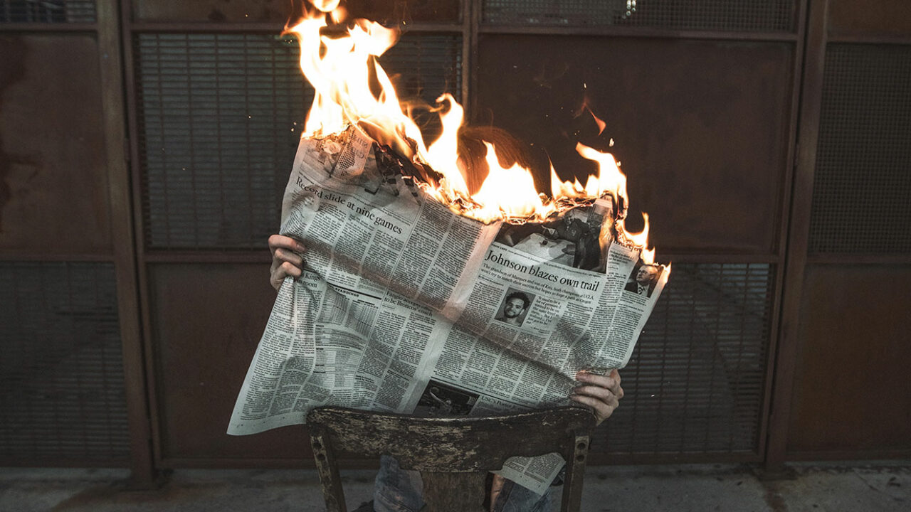 Zeitung brennt während des Lesens