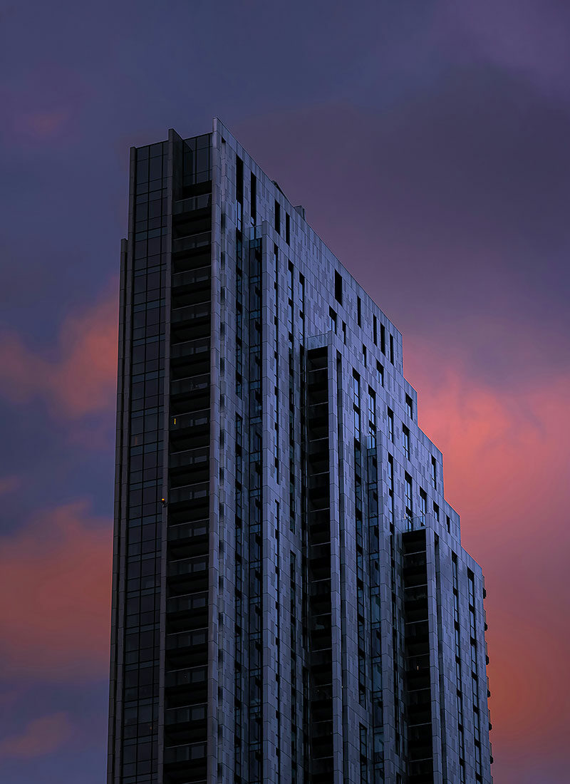 Hochhäuser vor farbigem Himmel