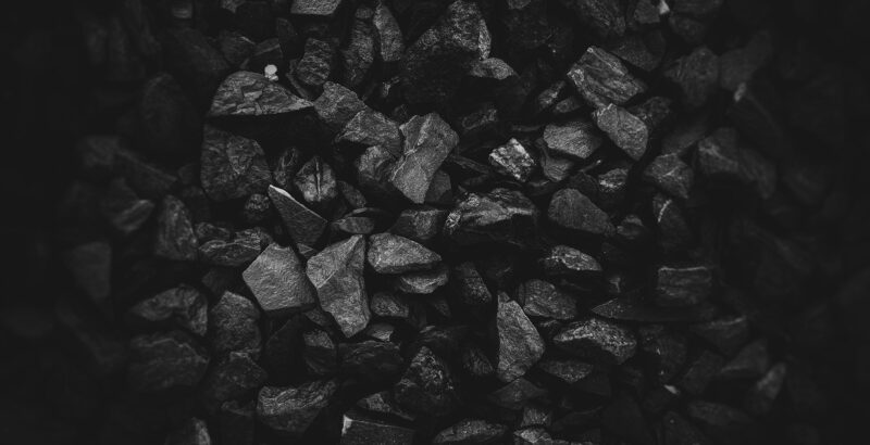 Erneuerbare Energien wie Wind, Sonne und Wasserkraft sind nachhaltig, verursachen keine CO2-Emissionen und bieten eine saubere Alternative zu Kohle- und Gaskraftwerken.