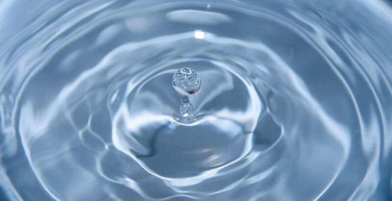 Maßnahmen zur Wasserersparnis, wie wassersparende Armaturen und die natürliche Wasseraufbereitung z. B. von Regenwasser, helfen, die kostbare Ressource Wasser effizienter zu nutzen und ihren Verbrauch zu reduzieren.