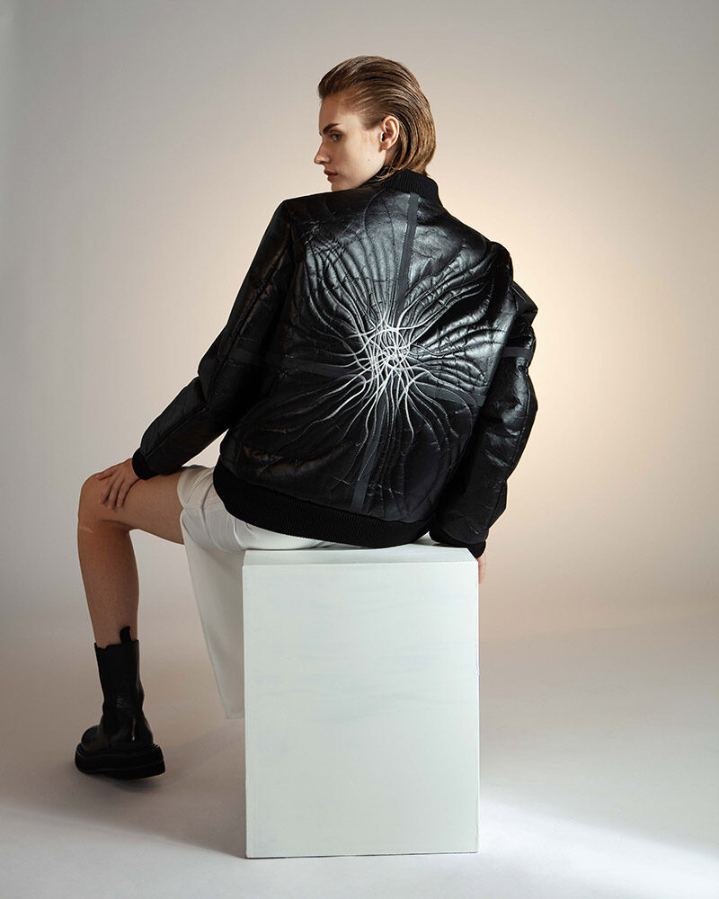 Lederjacke mit einem Pilzgeflecht auf dem Rücken