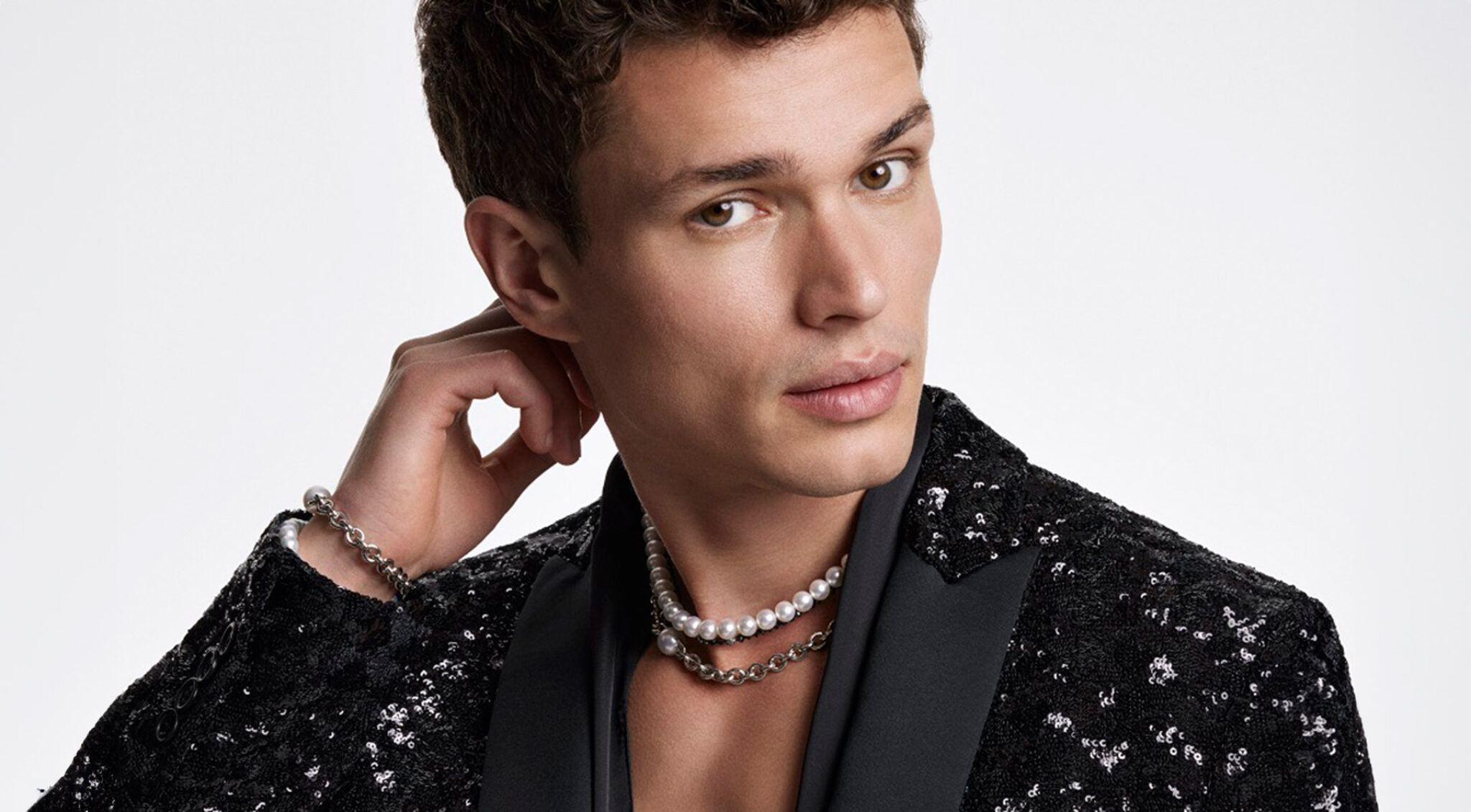 Mann mit Perlenschmuck