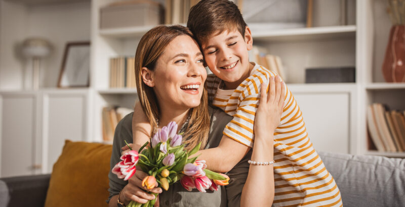 Mutter bekommt Blumen vom Sohn geschenkt