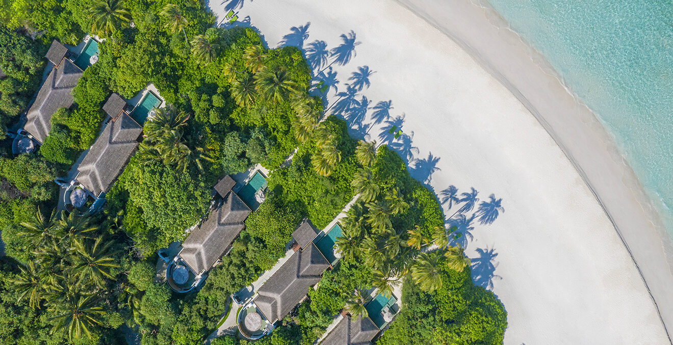 Blick aus der Vogelperspektive auf die Anlage und den Strand des Luxusresorts Niyama-Private-Islands auf den Malediven.